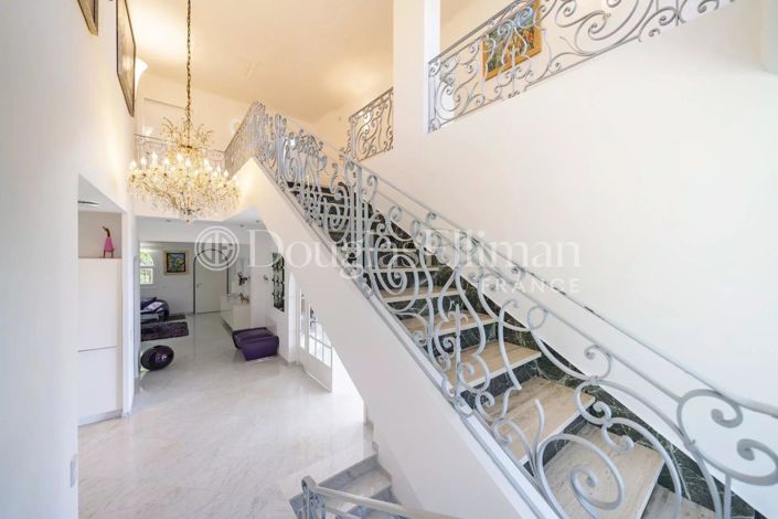 Image No.8-5 Bed House for sale