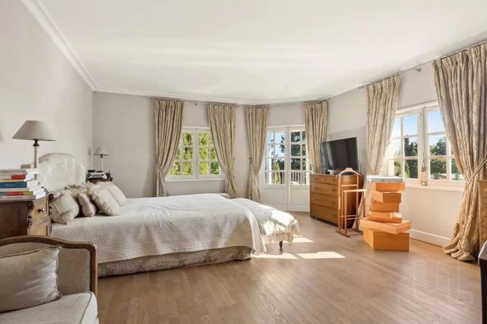 Image No.8-5 Bed House for sale