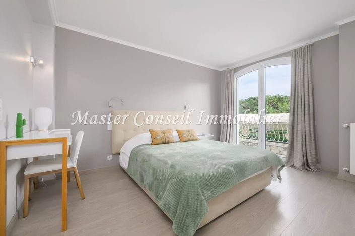 Image No.24-5 Bed House for sale