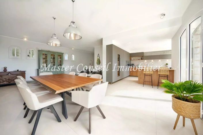 Image No.8-5 Bed House for sale