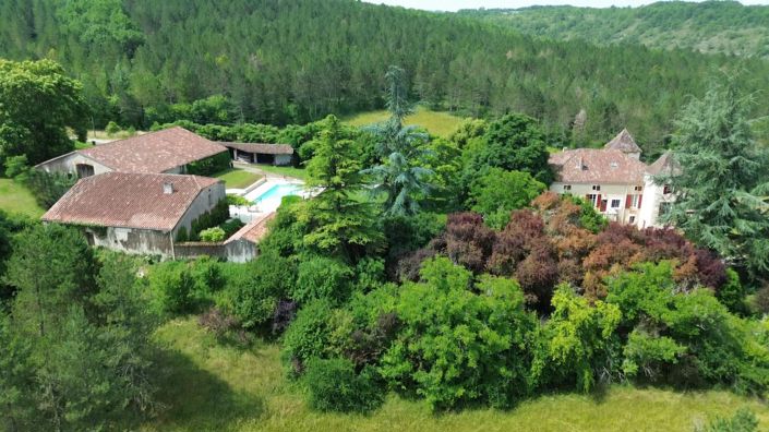 Image No.100-9 Bed Property for sale