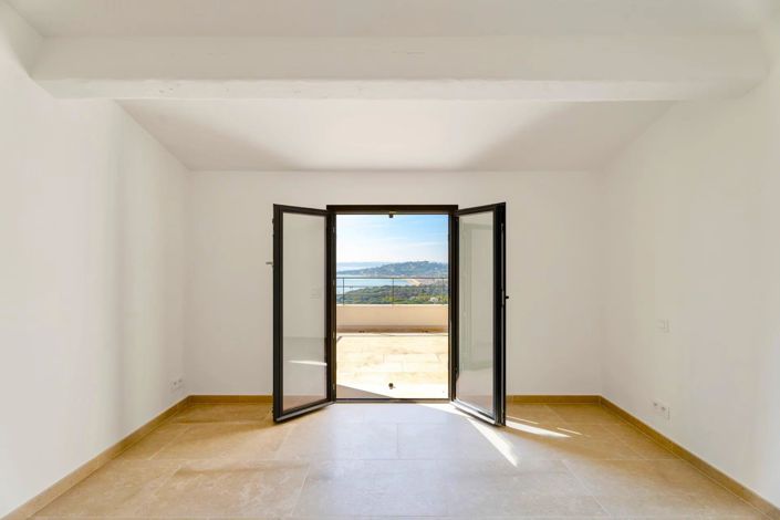 Image No.16-4 Bed House for sale