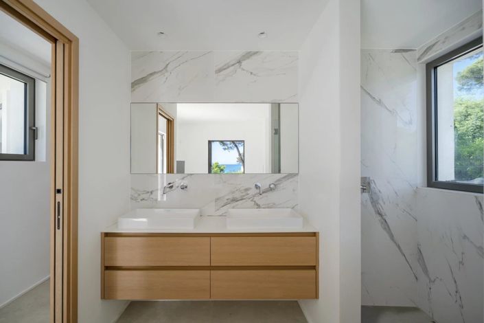 Image No.18-5 Bed House for sale