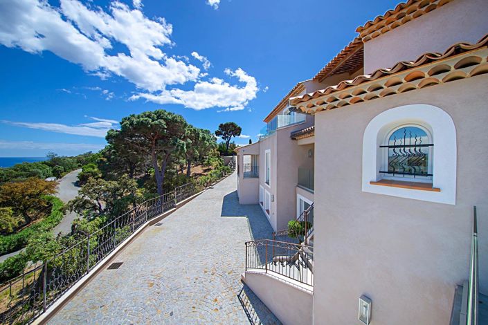 Image No.20-5 Bed House for sale