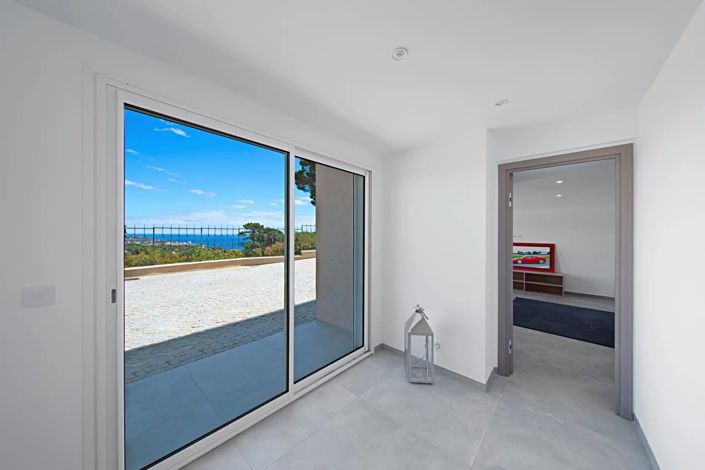 Image No.30-5 Bed House for sale