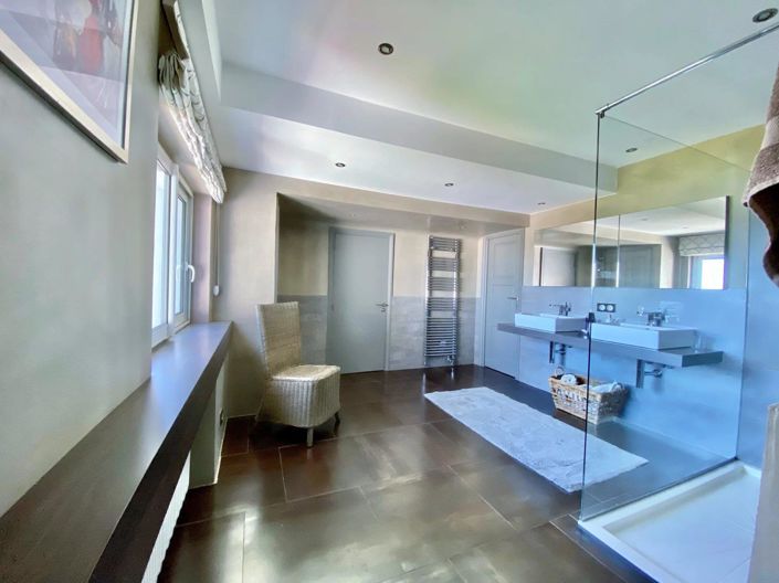 Image No.16-5 Bed House for sale