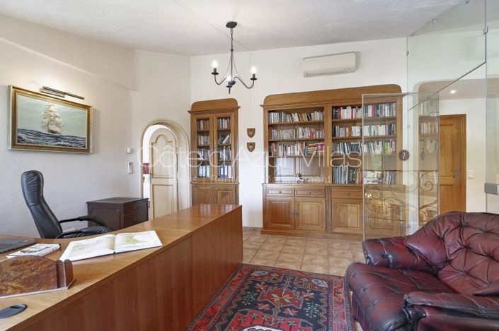 Image No.18-6 Bed House for sale