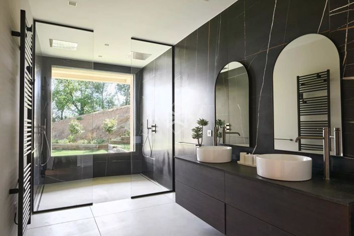 Image No.16-5 Bed House for sale