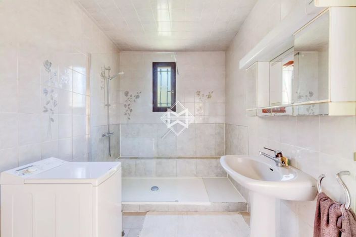 Image No.10-6 Bed House for sale