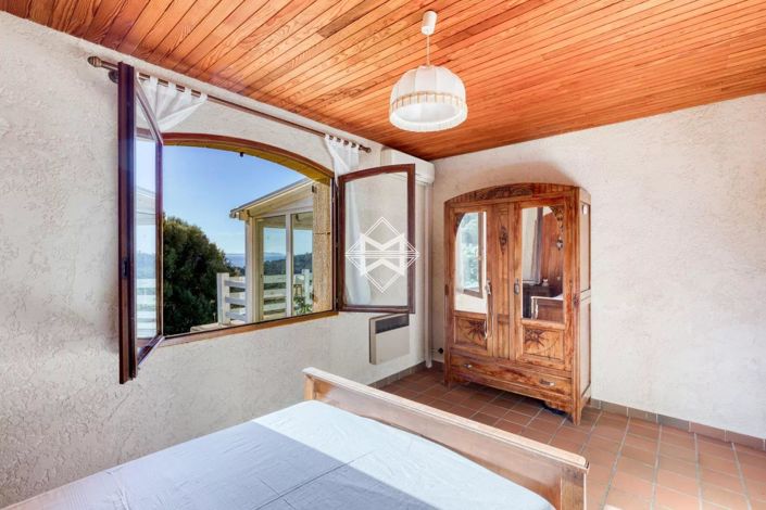 Image No.7-6 Bed House for sale