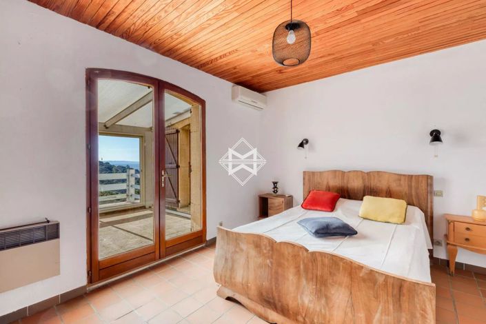 Image No.8-6 Bed House for sale