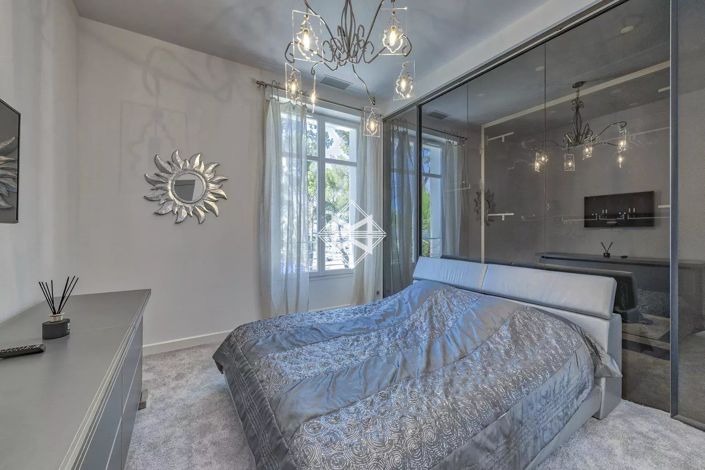 Image No.8-8 Bed House for sale