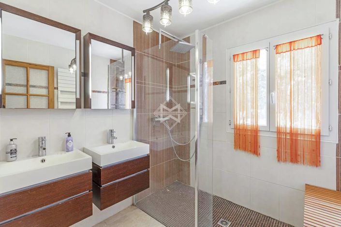 Image No.17-5 Bed House for sale