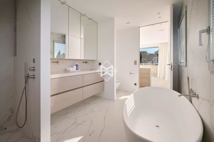 Image No.11-8 Bed House for sale