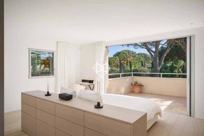 Image No.8-8 Bed House for sale