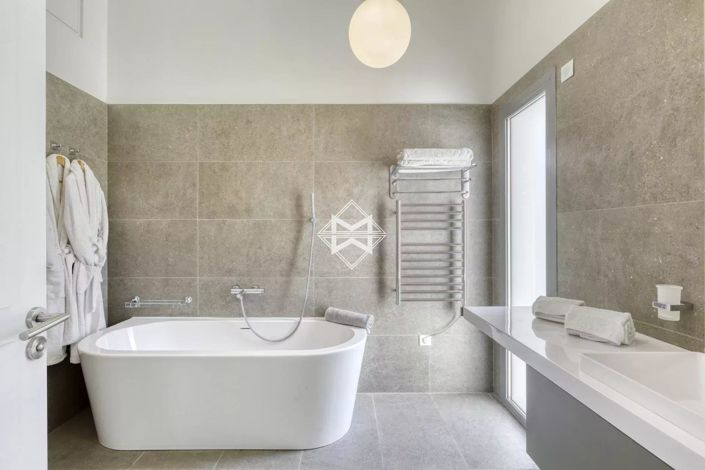 Image No.12-4 Bed House for sale