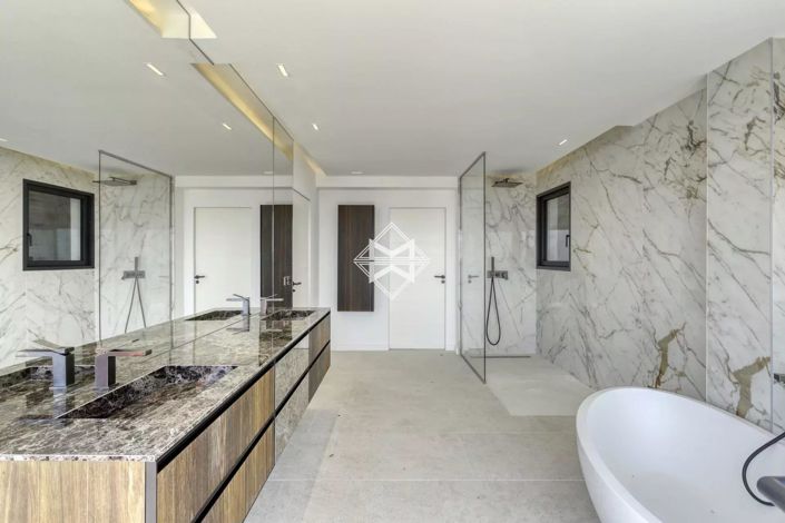 Image No.15-4 Bed House for sale