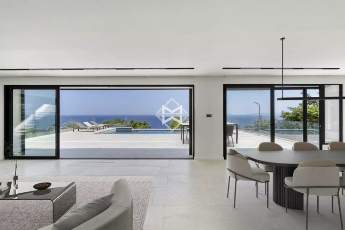 Image No.8-4 Bed House for sale