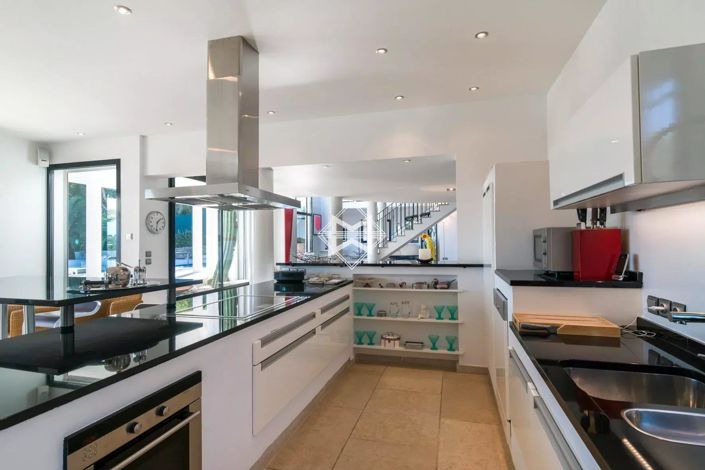 Image No.8-4 Bed House for sale