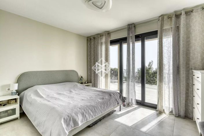 Image No.8-4 Bed House for sale