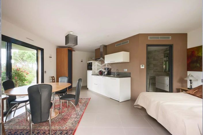 Image No.14-6 Bed House for sale