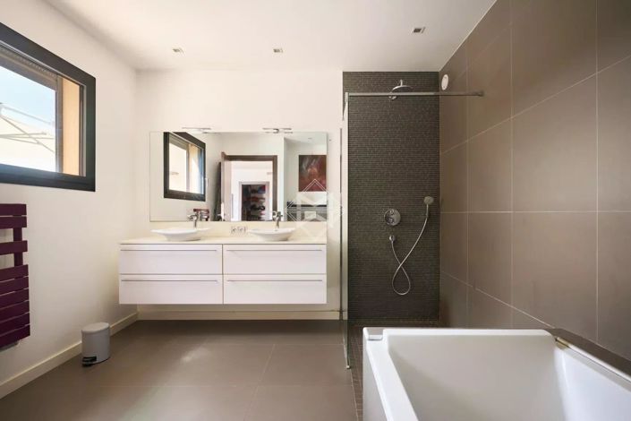 Image No.15-6 Bed House for sale