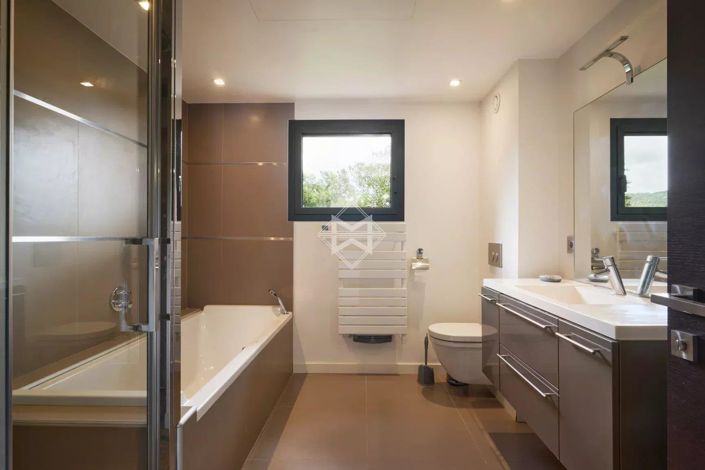 Image No.16-6 Bed House for sale