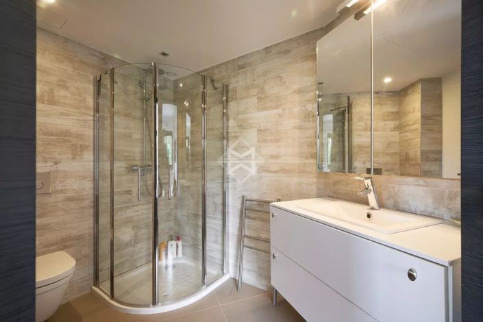 Image No.17-6 Bed House for sale