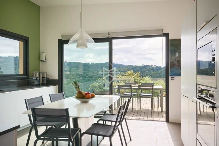 Image No.8-6 Bed House for sale