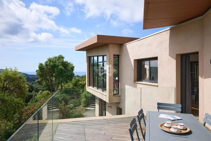 Image No.9-6 Bed House for sale