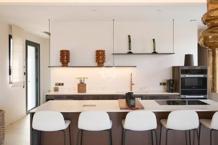 Image No.9-5 Bed House for sale