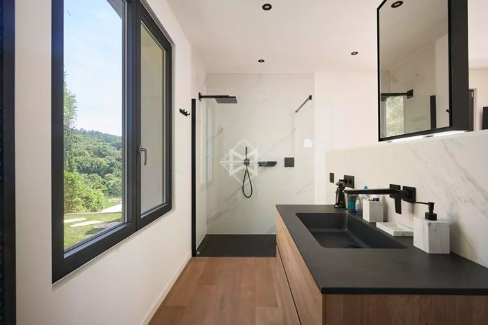 Image No.18-5 Bed House for sale