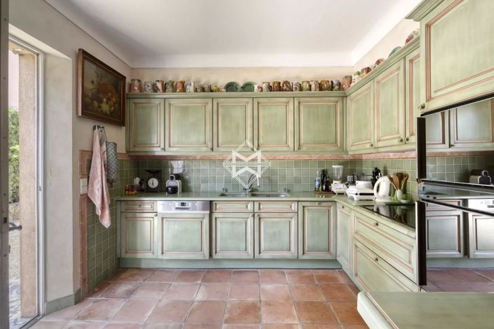 Image No.8-6 Bed House for sale