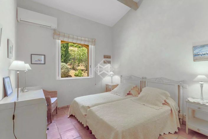 Image No.16-6 Bed House for sale