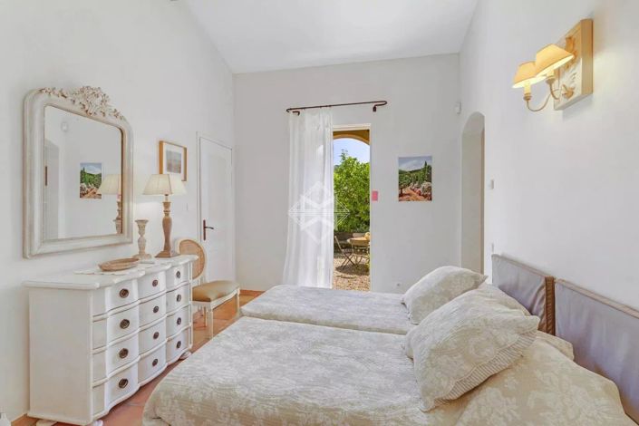 Image No.17-6 Bed House for sale