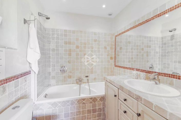 Image No.18-6 Bed House for sale