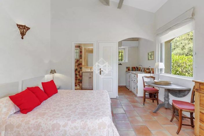 Image No.18-6 Bed House for sale