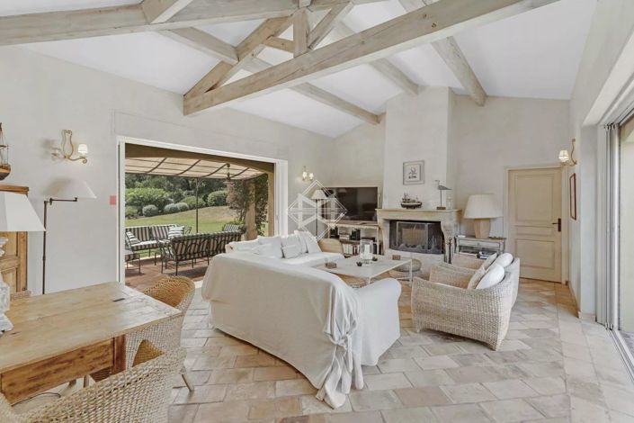 Image No.8-6 Bed House for sale