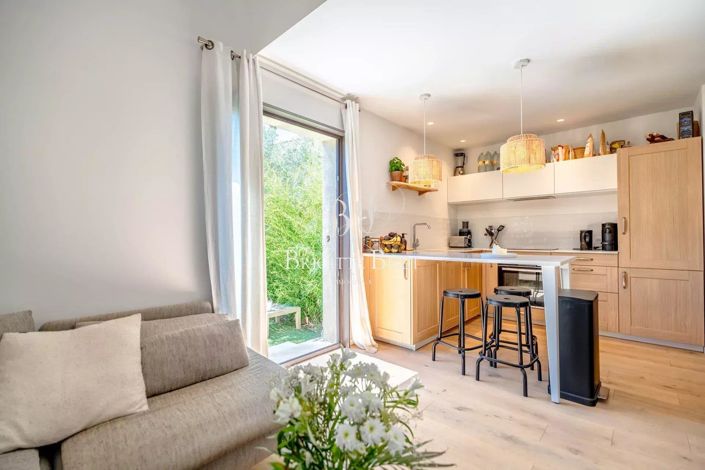 Image No.11-8 Bed House for sale