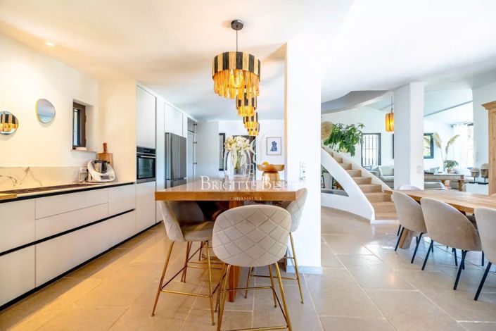 Image No.4-8 Bed House for sale