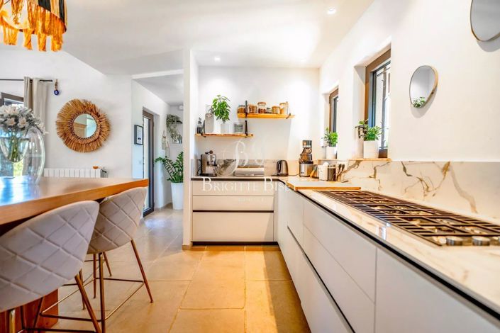 Image No.5-8 Bed House for sale