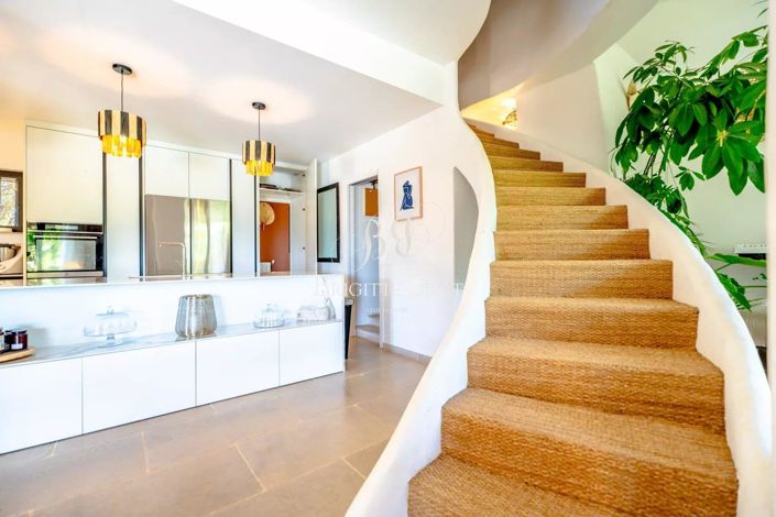 Image No.6-8 Bed House for sale