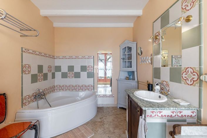 Image No.17-6 Bed House for sale