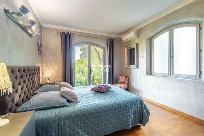 Image No.8-6 Bed House for sale