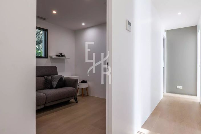 Image No.24-4 Bed House for sale