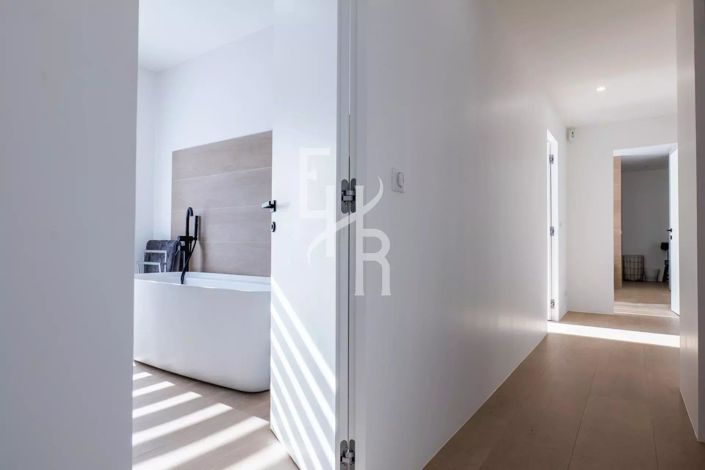 Image No.25-4 Bed House for sale