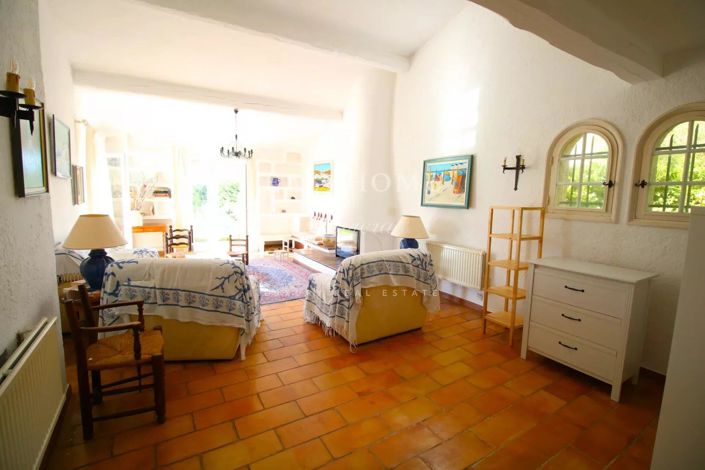 Image No.8-4 Bed House for sale