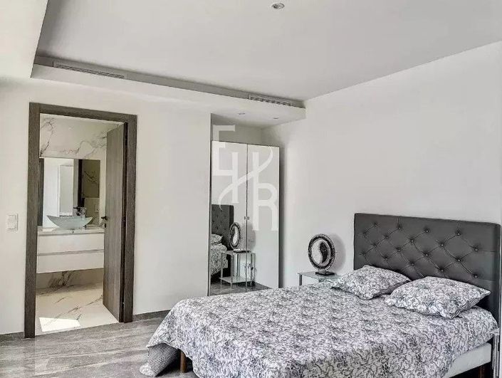 Image No.8-6 Bed House for sale