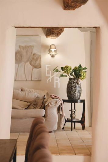 Image No.8-5 Bed House for sale