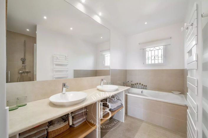 Image No.11-5 Bed House for sale